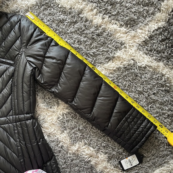 NWT - Guess puffer coat - Picture 14 of 15